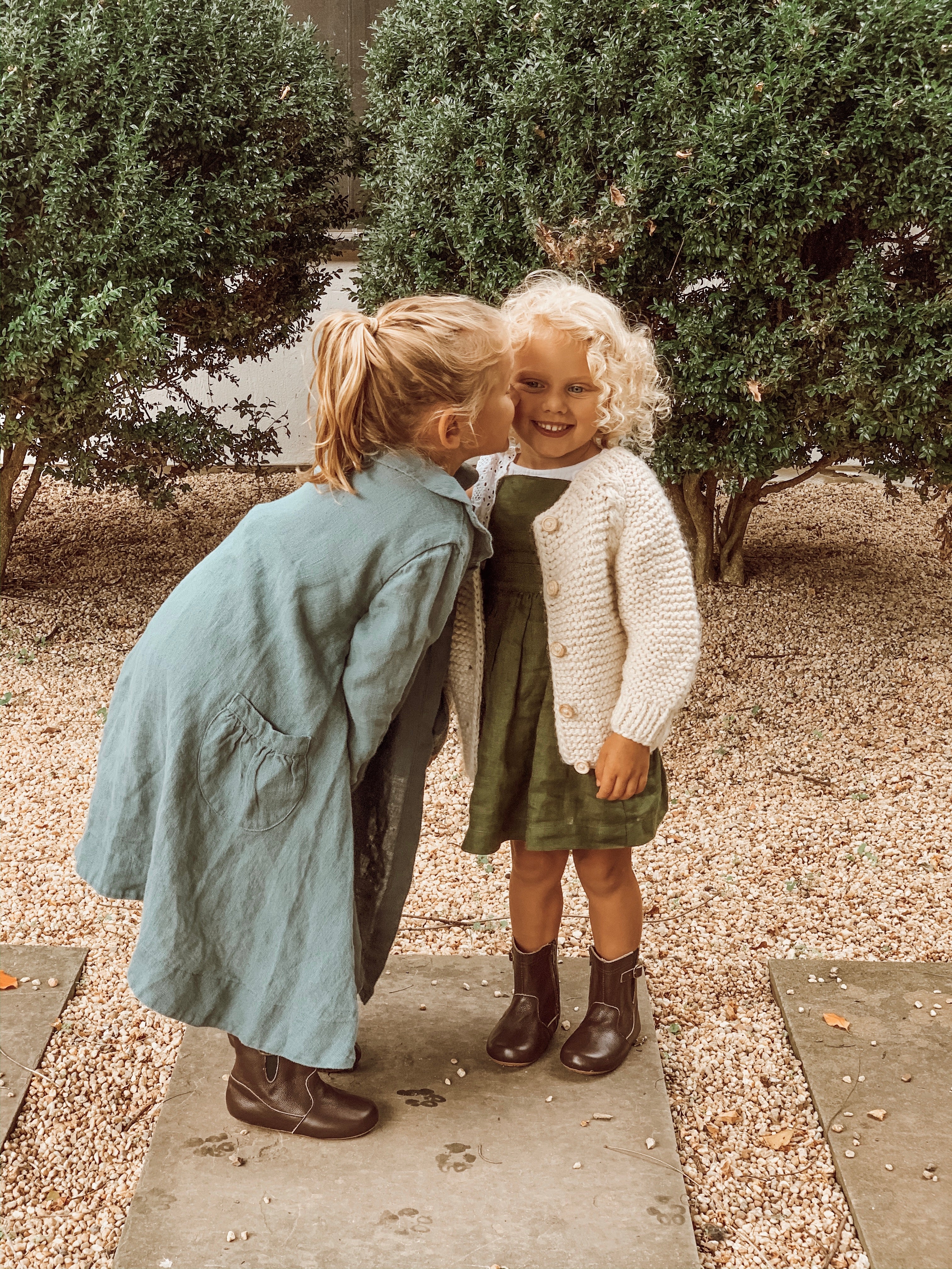 green linen pinafore dress 2Y green linen pinafore dress 2Y