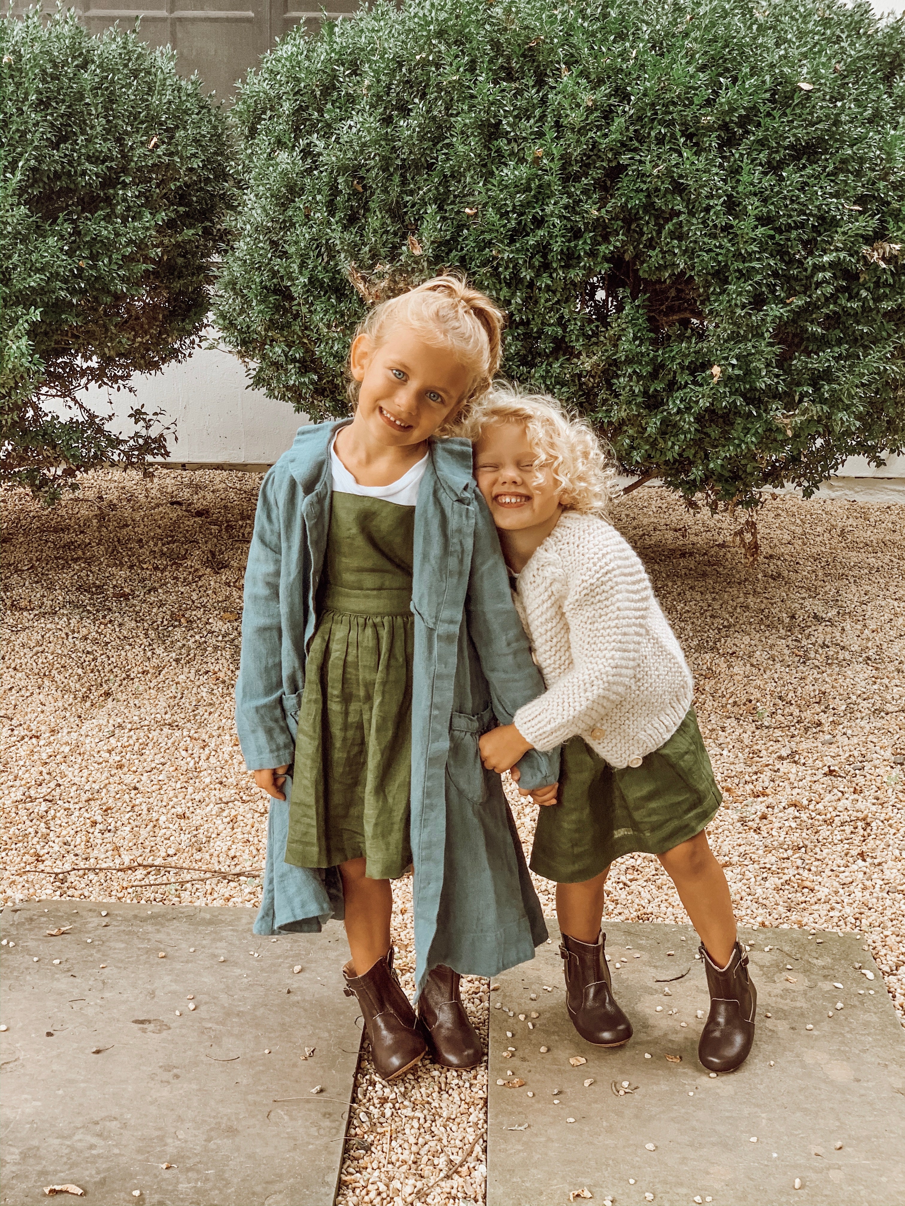 green linen pinafore dress 2Y green linen pinafore dress 2Y
