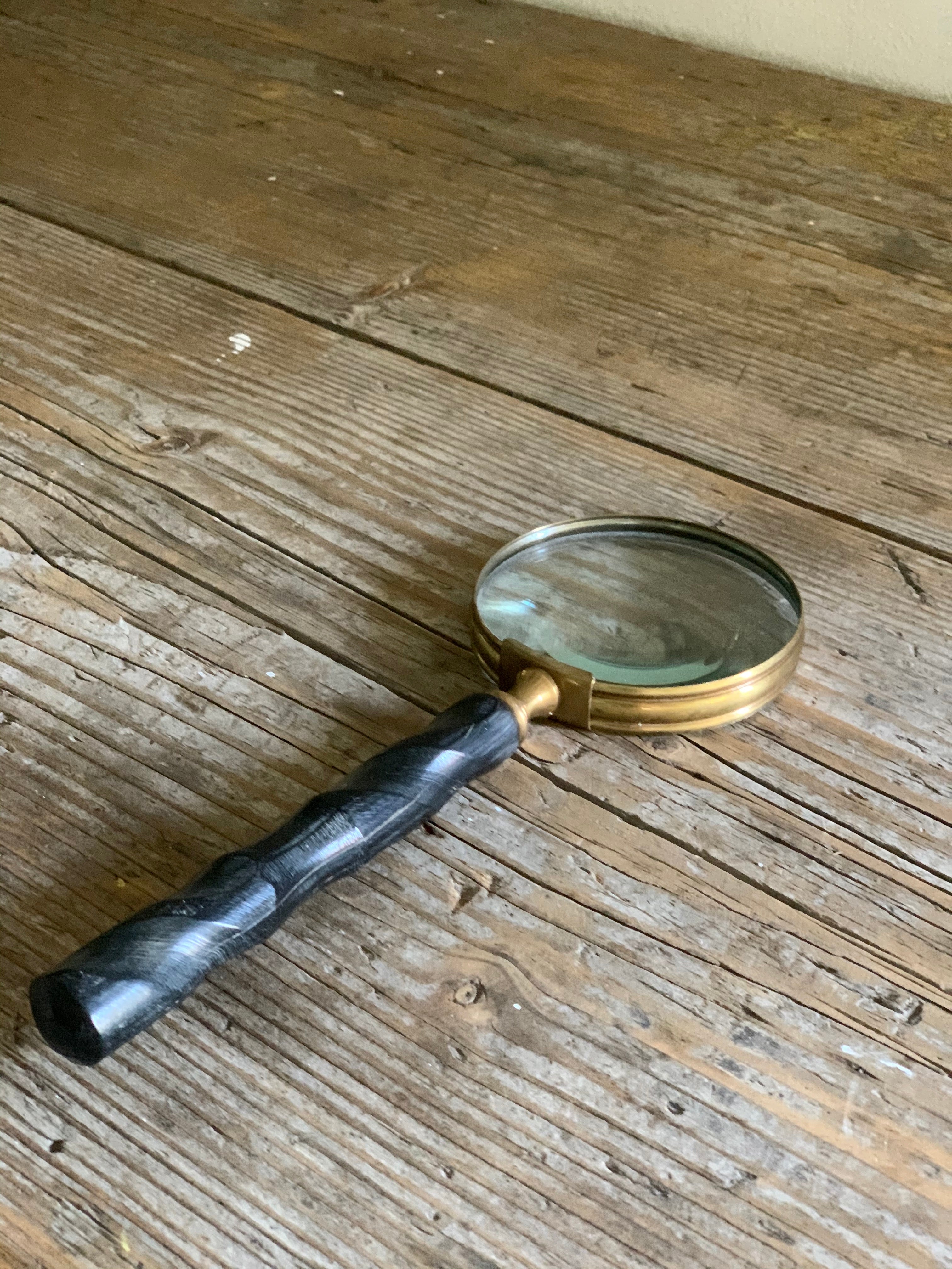 magnifying glass with black resin twist handle